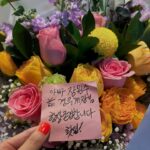 Jang Young-ran Instagram - 존경하고 사랑하는 우리 아빠 💓 자랑스런 이름 장원수💓🙏 아빠 오늘 보고 있었지? 아빠의 딸 아빠의 공주가☺️ 양천경찰서 범죄 예방 홍보 대사가 되었어🙏 아빠가 근무하셨던 곳에 오니 어찌나 아빠 생각이 간절하던지 참 많이 보고 싶고 만지고 싶고 안고 싶고 이 영광스런 자리에 아빠와 함께 하고 싶었어 참 많이 자랑스러워 하실 아빠 모습이 참 많이 기뻐하실 아빠 모습이 눈에 선해서 왈칵 눈물이 나왔지만 잘 참았어 근데 아빠와 함께 근무하셨던 “장원수 경무계장님 항상 존경합니다. “ 그 문구를 보고 꾹꾹 참았던 감정이 북받쳐올라 에고. . 글쎄 눈물이 왈칵 터져버렸지모야. . 아빠가 내 아빠라는게 너무 자랑스러워서 아직도 아빠를 기억하는 분들께 너무 감사해서 이제 딸 울리기 없기☝️ 아빠명예 더 빛나게 #양천경찰서 #범죄예방홍보대사 멋지게 잘해볼께💪🏻 아빠. . 너무 많이 보고싶고 사랑해요💕 #장영란그램💕 아빠 너무 사랑해💓 그리고 존경합니다.