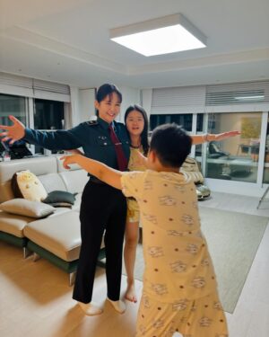 Jang Young-ran Instagram - 존경하고 사랑하는 우리 아빠 💓
자랑스런 이름 장원수💓🙏

아빠 오늘 보고 있었지?

아빠의 딸 
아빠의 공주가☺️
양천경찰서  범죄 예방 홍보 대사가 되었어🙏

아빠가 근무하셨던 곳에 오니 
어찌나 아빠 생각이 간절하던지 
참 많이 
보고 싶고 
만지고 싶고 
안고 싶고

이 영광스런 자리에 아빠와 함께 하고 싶었어

참 많이 자랑스러워 하실 아빠 모습이
참 많이 기뻐하실 아빠 모습이
눈에 선해서 왈칵 눈물이 나왔지만 잘 참았어

근데 아빠와 함께 근무하셨던 

“장원수 경무계장님 항상 존경합니다. “

그 문구를 보고 
꾹꾹 참았던 
감정이 북받쳐올라 
에고. . 
글쎄 눈물이 왈칵 터져버렸지모야. . 

아빠가 내 아빠라는게 너무 자랑스러워서 
아직도 아빠를 기억하는 분들께 너무 감사해서

이제 딸 울리기 없기☝️

아빠명예 더 빛나게  #양천경찰서 #범죄예방홍보대사 멋지게 잘해볼께💪🏻

아빠. . 너무 많이 보고싶고 사랑해요💕

#장영란그램💕

 

아빠 너무 사랑해💓

그리고 존경합니다.