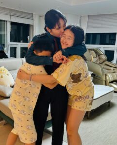 Jang Young-ran Instagram - 존경하고 사랑하는 우리 아빠 💓 자랑스런 이름 장원수💓🙏 아빠 오늘 보고 있었지? 아빠의 딸 아빠의 공주가☺️ 양천경찰서 범죄 예방 홍보 대사가 되었어🙏 아빠가 근무하셨던 곳에 오니 어찌나 아빠 생각이 간절하던지 참 많이 보고 싶고 만지고 싶고 안고 싶고 이 영광스런 자리에 아빠와 함께 하고 싶었어 참 많이 자랑스러워 하실 아빠 모습이 참 많이 기뻐하실 아빠 모습이 눈에 선해서 왈칵 눈물이 나왔지만 잘 참았어 근데 아빠와 함께 근무하셨던 “장원수 경무계장님 항상 존경합니다. “ 그 문구를 보고 꾹꾹 참았던 감정이 북받쳐올라 에고. . 글쎄 눈물이 왈칵 터져버렸지모야. . 아빠가 내 아빠라는게 너무 자랑스러워서 아직도 아빠를 기억하는 분들께 너무 감사해서 이제 딸 울리기 없기☝️ 아빠명예 더 빛나게 #양천경찰서 #범죄예방홍보대사 멋지게 잘해볼께💪🏻 아빠. . 너무 많이 보고싶고 사랑해요💕 #장영란그램💕 아빠 너무 사랑해💓 그리고 존경합니다.