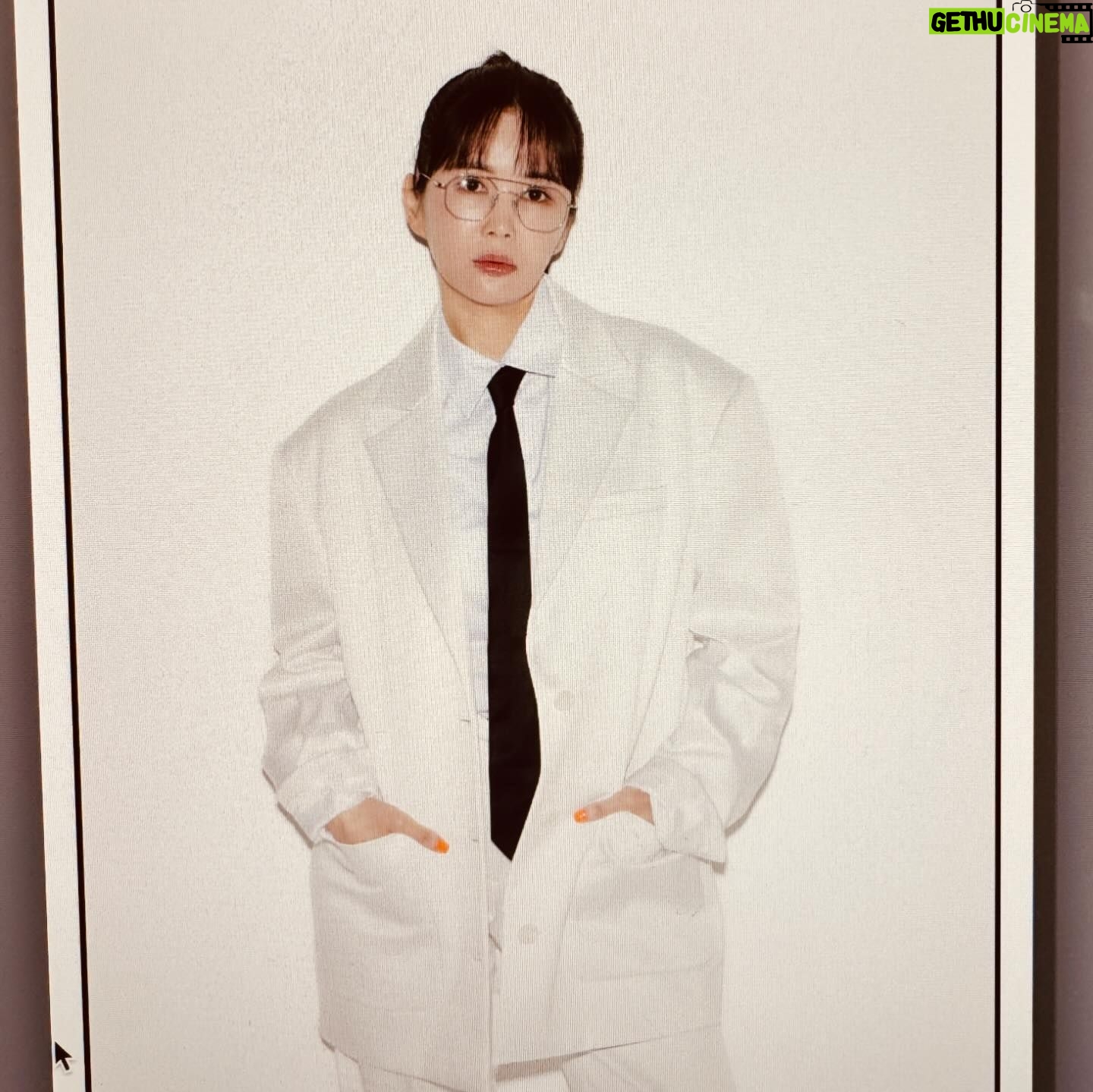 Jang Young-ran Instagram - 매거진 화보 😝☝️☝️ 너무 감사히🙏🥹 협찬사진으로 갈고 닦은 포즈로 😁 최선을 다해 재미나게 작업했어요💓💓 감사합니다👍💓 너무 멋찐의상 💕 헤어 🥰 메이컵😘 정말 오늘도 너희들 덕분에 내가 너무 힘이났어 고마워😭🥹💪🏻💕 하루하루 누구보다 빨리 가는 시간들 저만 빨리가나요? 벌써 수요일😜😁💕 이제 일요일은 4일 남았네요🥹🥹 (4월 28일) 두근두근 😭 내생애 첫 팬미팅 꺄😍😍 저 사실 너무 떨려요🥹😭💕💕 #장영란그램💕 #장블리그램💕 #에이급장영란화이팅💓💓💪🏻