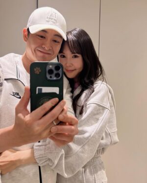 Jang Young-ran Instagram - 내편💕
내반쪽 💖남편님과💕 @jaseng_han 
하루종일 아이들 보냐구 고생했어요🥹🙏

촬영 끝나고 먹는 맥주는 증말 증말 꿀맛💕💕
#이맛에살지요😁 

또 살찌겠네😅

모 먹고 빼고 먹고 빼고 그게 인생이지요😝😝☝️

#오늘도무탈함에감사합니다🙏❄🎁 
#장영란그램💕