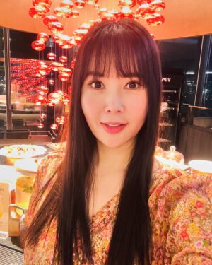 Jang Young-ran Instagram - 당분간 폭풍 셀카 올려도 이해해주실꺼죠?😅😝😝💕

샤랄라 원피스입고💕
사랑하는 딸과😘

많은 응원댓글 너무 너무 감사해요🥹💕🙏
늘 든든해요 🥹진짜루💓👍
늘 솔직하게 진솔하게 다가갈께요🥹😘

#모두행복해져라얍💫 

#일반카메라모드👍👏

#장영란그램💕
#에이급장영란화이팅💓💓💪🏻 
#영라뉴화이팅💪🏻💪🏻💪🏻💕💕