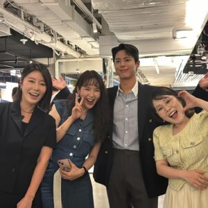 Jang Young-ran Instagram - 정말 오랫동안 팬이었다. 물론 지금도 팬이지만💓🥰

리포터 시절 좋아하는 스타를 실제로 보고 실망한적이 어찌나 많았던지 사실 박보검씨 만나는게 무서웠다😭
(혹시나.. 실망할까봐🥲😭)

근데 근데 😍😍
드뎌 드뎌✌🏻✌🏻
꺄😆😆💕💕💕💕💕
실물영접😭😭😭💕💕💕

실물은 조각 같았구🥰
인성은 보석 같았구💖
그의 연기는 일품이었다👍👍👍👍👍💖💕

만나길 참 잘했다🙏😍초대해줘서 고마워요 보검씨💓
@bogummy 

어제는 연예인이아닌☝️
아줌마 모드 아니 10대소녀로 돌아가 
친구같은 동료들과😍 슬기 나비 진화 향기 가연언니 너무 행복한 시간이었어요💓🙏

10대때 40대 50대 아주머니들을 보면 다 큰 어른이 왜그러나 했는데 😅40대가 되어보니 몸은 나이들어도 내마음은 아직 10대였다😍😂

아그리고 처음보는 실물영접에 10대처럼 다가가지도 못하는 ☺️그냥 바들바들 떨고있는 날 밀어넣은 😁😊👍슬기야 고마워💕 @parkseulgirowa  덕분에 용기내 사진 찍었어🥰🙏 

이피드는 #남편금지피드😅😂

#원더랜드시사회🎫 
#시상식을 방불케한시사회👍
#영화원더랜드많이사랑해주세요💕🙏

#장영란그램💕
#에이급장영란그램💖😍🌈 
#영라뉴화이팅💪🏻💪🏻💪🏻💕💕