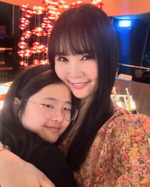 Jang Young-ran Instagram - 당분간 폭풍 셀카 올려도 이해해주실꺼죠?😅😝😝💕

샤랄라 원피스입고💕
사랑하는 딸과😘

많은 응원댓글 너무 너무 감사해요🥹💕🙏
늘 든든해요 🥹진짜루💓👍
늘 솔직하게 진솔하게 다가갈께요🥹😘

#모두행복해져라얍💫 

#일반카메라모드👍👏

#장영란그램💕
#에이급장영란화이팅💓💓💪🏻 
#영라뉴화이팅💪🏻💪🏻💪🏻💕💕