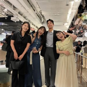 Jang Young-ran Instagram - 정말 오랫동안 팬이었다. 물론 지금도 팬이지만💓🥰

리포터 시절 좋아하는 스타를 실제로 보고 실망한적이 어찌나 많았던지 사실 박보검씨 만나는게 무서웠다😭
(혹시나.. 실망할까봐🥲😭)

근데 근데 😍😍
드뎌 드뎌✌🏻✌🏻
꺄😆😆💕💕💕💕💕
실물영접😭😭😭💕💕💕

실물은 조각 같았구🥰
인성은 보석 같았구💖
그의 연기는 일품이었다👍👍👍👍👍💖💕

만나길 참 잘했다🙏😍초대해줘서 고마워요 보검씨💓
@bogummy 

어제는 연예인이아닌☝️
아줌마 모드 아니 10대소녀로 돌아가 
친구같은 동료들과😍 슬기 나비 진화 향기 가연언니 너무 행복한 시간이었어요💓🙏

10대때 40대 50대 아주머니들을 보면 다 큰 어른이 왜그러나 했는데 😅40대가 되어보니 몸은 나이들어도 내마음은 아직 10대였다😍😂

아그리고 처음보는 실물영접에 10대처럼 다가가지도 못하는 ☺️그냥 바들바들 떨고있는 날 밀어넣은 😁😊👍슬기야 고마워💕 @parkseulgirowa  덕분에 용기내 사진 찍었어🥰🙏 

이피드는 #남편금지피드😅😂

#원더랜드시사회🎫 
#시상식을 방불케한시사회👍
#영화원더랜드많이사랑해주세요💕🙏

#장영란그램💕
#에이급장영란그램💖😍🌈 
#영라뉴화이팅💪🏻💪🏻💪🏻💕💕