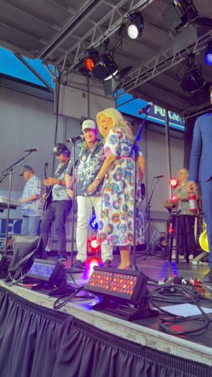 Janice Dean Instagram - Just figuring out which song we’re performing next…🤣 @TheBeachBoys 😍 #imwiththeband special thanks to @sammmm1015 for taking this video (she loves @johnstamos)