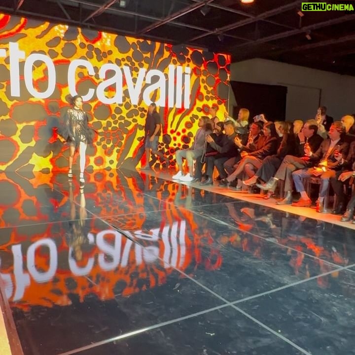 Janice Dickinson Instagram - At the @valdrinsahiti and @roberto_cavalli spring fashion show 🐆 Two amazing designers. Their newest collections were divine ♥️ 📸by: @errolwebberus