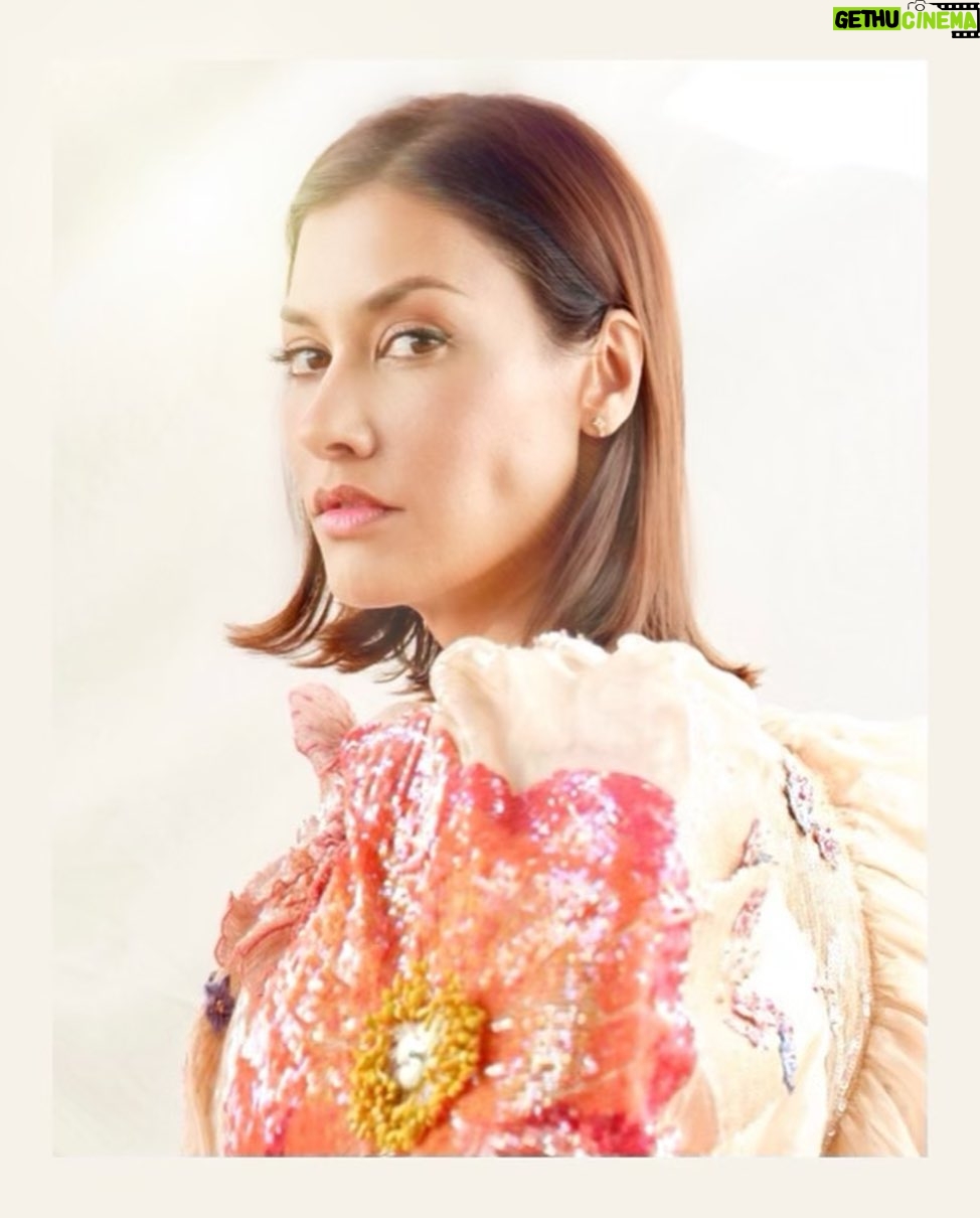 Janina Gavankar Instagram - When you get invited to the first Diwali at The White House, and the invite says “business”, you know all your friends are going to disregard that entirely, so you choose a one of a kind @rahulmishra_7 couture piece. This dress truly is light in the darkness, and helps you be unafraid to take up space. Thank you @coltonlhaynes for snapping me in it, for posterity.