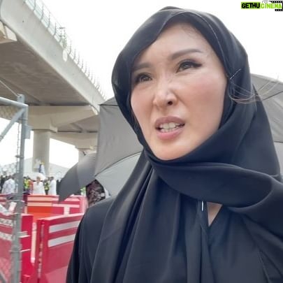 Janis Chan - 3.4K Likes - 來到 沙特阿拉伯 🇸🇦 看到新聞嚇了一跳。
《聖城麥加朝覲遇51.8°C高溫 逾550穆斯林熱死》
我們當時正身在現場拍攝、同一地點日子時間。
深切祝願離去者能從此遠離所有痛苦 🙏🏻
May Allah grant eternal peace to the departed soul and give their families strength and comfort.
我們事先做了好多好多申請才可以參與這場一年一度莊嚴的朝𧡘。作為非穆斯林可以親身現場報道唯有穆斯林教徒才能踏上的麥加朝覲路線,十分十分之難得。
當日早上我懷著尊敬又有點忐忑的心情上路。尊敬是因為這是一個上千年歴史的朝聖活動,每位穆斯林也會希望在一生當中能夠起碼進行一次朝覲,但卻不是太容易實現。而忐忑是因為天氣實在太熱,攝氏50幾度,怕自己頂唔住。
感恩在我有中暑症狀的時候,沿途親切的穆斯林教徒給我在面上噴水讓我降溫,給我糖果讓我補充體力 🙏🏻🙏🏻🙏🏻
Thank you and respects 🙏🏻🙏🏻🙏🏻
朝覲是穆斯林團結及順服真主的一種展示
我深切感受到了
點滴在心頭
Respects
🙏🏻🙏🏻🙏🏻
祝願往後世上所有穆斯林都能如願並順利平安完成人生中重要非常的朝覲 🙏🏻🙏🏻🙏🏻
朝覲(阿拉伯語: حج, Hajj)字面意義是「參與一個旅程」,這意味著外在行為的旅程及內部心靈的旅程。
《無窮之路》的拍攝對我來說何嘗不是一年一次的Hajj ?
感恩大家能遇上
感恩團隊
感恩新聞部這製作
今年的旅程才剛開始
🙏🏻🙏🏻🙏🏻
Thx team 加油!
#無窮之路4
#由杜拜
#到阿布扎比
#而家喺沙特阿拉伯
#一個星期兩個國家三個地方