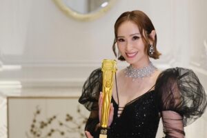 Janis Chan Instagram - 🤍

用專業態度、做最佳節目
為我參與的節目帶來榮譽
是我的榮幸

感恩2023 

恭喜新聞部
恭喜《無窮》團隊
恭喜《東張》團隊

💎@tsljewellery