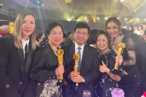 Janis Chan Instagram - 🤍

用專業態度、做最佳節目
為我參與的節目帶來榮譽
是我的榮幸

感恩2023 

恭喜新聞部
恭喜《無窮》團隊
恭喜《東張》團隊

💎@tsljewellery
