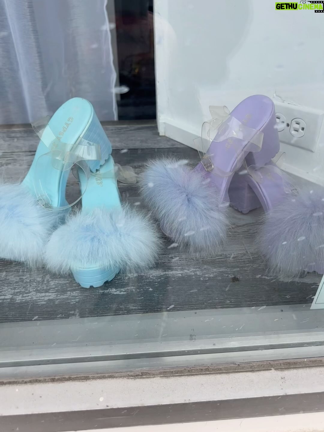 Jann Arden Instagram - What kind of a store do you think this is? You will never guess. #nfld #stjohns #furisneversexy THIS IS A HAIR EXTENSION STORE