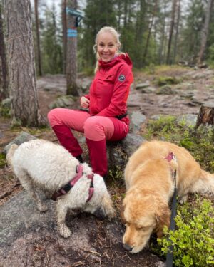 Janne Formoe Instagram - 6 år siden denne  lykkepilla så dagens lys. Det er ikke alltid like gøy å tre på seg yttertøyet for å gå tur med posen klar i lomma, men du verden så mye kjærlighet du gir oss Billie Holiday❤️
@feliciaf.k