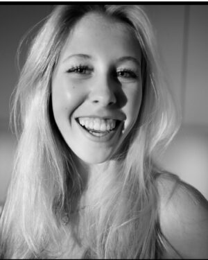 Janne Formoe Instagram - Kjære vakre ungen min. 
Gratulerer med 19 års dagen. 
Jeg er så uendelig stolt av deg fordi du har hjertet på rett sted. Du er reflektert, morsom, kjapp i replikken, iherdig, alltid klar for en fest, arbeidsom og målrettet! 
Dette er den siste bursdagen vi ferier der du enda bor hjemme. Det er vemodig og jeg lurer på hvor tiden ble av, men det er også en gave å se at du står støtt i deg selv. At du våger å følge drømmene dine og at du er frisk og har så gode verdier. Jeg ønsker deg alt godt når du nå skal forlate redet og ta verden med storm. Jeg elsker deg høyere en alt jenta mi! ♥️💫♥️

@feliciaf.k