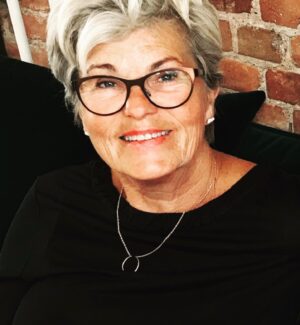Janne Formoe Instagram - I dag fyller min kjære mamma 70 år.
For en enestående mamma & mormor du er. Klok, snill, raus, og gøyal.
Alltid med glimt i øyet, og bittelitt frekk, livredd for å gå glipp av noe. Festens midtpunkt. 
En klippe i livet for oss alle. Vi elsker deg. ♥️