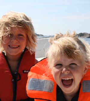 Janne Formoe Instagram - 5 juni for 18 år siden ble jeg mamma til deg Felicia og jeg oppdaget en kjærlighet jeg ikke ante var mulig. I dag er det også nøyaktig 100 år siden bestefaren min ble født. 
Han hadde glimt i øyet, var hardtarbeidende, rettskaffen og elsket å le. Dette er også egenskaper du har Felicia. I dag skal du pugge til matte muntlig, ikke akkurat drømme bursdag, men du skal feires så til de grader til helgen. 
Ta verden med storm, stem når det er valg, og husk at jeg alltid bærer ditt hjerte i mitt og alltid er her for deg uansett hva! 
Vi tar en skål for deg Felicia og min vidunderlige bestefar. 
 Du&jag @feliciaf.k ♥️