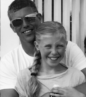Janne Formoe Instagram - 5 juni for 18 år siden ble jeg mamma til deg Felicia og jeg oppdaget en kjærlighet jeg ikke ante var mulig. I dag er det også nøyaktig 100 år siden bestefaren min ble født. 
Han hadde glimt i øyet, var hardtarbeidende, rettskaffen og elsket å le. Dette er også egenskaper du har Felicia. I dag skal du pugge til matte muntlig, ikke akkurat drømme bursdag, men du skal feires så til de grader til helgen. 
Ta verden med storm, stem når det er valg, og husk at jeg alltid bærer ditt hjerte i mitt og alltid er her for deg uansett hva! 
Vi tar en skål for deg Felicia og min vidunderlige bestefar. 
 Du&jag @feliciaf.k ♥️