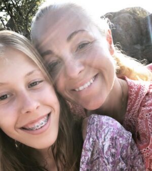 Janne Formoe Instagram - 5 juni for 18 år siden ble jeg mamma til deg Felicia og jeg oppdaget en kjærlighet jeg ikke ante var mulig. I dag er det også nøyaktig 100 år siden bestefaren min ble født. 
Han hadde glimt i øyet, var hardtarbeidende, rettskaffen og elsket å le. Dette er også egenskaper du har Felicia. I dag skal du pugge til matte muntlig, ikke akkurat drømme bursdag, men du skal feires så til de grader til helgen. 
Ta verden med storm, stem når det er valg, og husk at jeg alltid bærer ditt hjerte i mitt og alltid er her for deg uansett hva! 
Vi tar en skål for deg Felicia og min vidunderlige bestefar. 
 Du&jag @feliciaf.k ♥️