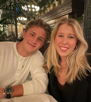 Janne Formoe Instagram - 5 juni for 18 år siden ble jeg mamma til deg Felicia og jeg oppdaget en kjærlighet jeg ikke ante var mulig. I dag er det også nøyaktig 100 år siden bestefaren min ble født. 
Han hadde glimt i øyet, var hardtarbeidende, rettskaffen og elsket å le. Dette er også egenskaper du har Felicia. I dag skal du pugge til matte muntlig, ikke akkurat drømme bursdag, men du skal feires så til de grader til helgen. 
Ta verden med storm, stem når det er valg, og husk at jeg alltid bærer ditt hjerte i mitt og alltid er her for deg uansett hva! 
Vi tar en skål for deg Felicia og min vidunderlige bestefar. 
 Du&jag @feliciaf.k ♥️