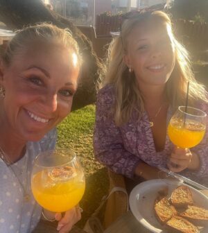 Janne Formoe Instagram - 5 juni for 18 år siden ble jeg mamma til deg Felicia og jeg oppdaget en kjærlighet jeg ikke ante var mulig. I dag er det også nøyaktig 100 år siden bestefaren min ble født. 
Han hadde glimt i øyet, var hardtarbeidende, rettskaffen og elsket å le. Dette er også egenskaper du har Felicia. I dag skal du pugge til matte muntlig, ikke akkurat drømme bursdag, men du skal feires så til de grader til helgen. 
Ta verden med storm, stem når det er valg, og husk at jeg alltid bærer ditt hjerte i mitt og alltid er her for deg uansett hva! 
Vi tar en skål for deg Felicia og min vidunderlige bestefar. 
 Du&jag @feliciaf.k ♥️