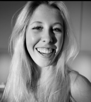 Janne Formoe Instagram - 5 juni for 18 år siden ble jeg mamma til deg Felicia og jeg oppdaget en kjærlighet jeg ikke ante var mulig. I dag er det også nøyaktig 100 år siden bestefaren min ble født. 
Han hadde glimt i øyet, var hardtarbeidende, rettskaffen og elsket å le. Dette er også egenskaper du har Felicia. I dag skal du pugge til matte muntlig, ikke akkurat drømme bursdag, men du skal feires så til de grader til helgen. 
Ta verden med storm, stem når det er valg, og husk at jeg alltid bærer ditt hjerte i mitt og alltid er her for deg uansett hva! 
Vi tar en skål for deg Felicia og min vidunderlige bestefar. 
 Du&jag @feliciaf.k ♥️