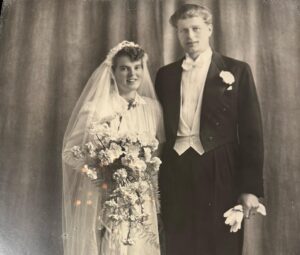 Janne Formoe Instagram - Mormor ble født 15 mai 1923, i dag ville hun blitt hundre år. Hun hadde et hjerte av gull, var petite, men sterk, kunne le så hun tisset på seg. Alltid ulastelig antrukket, hadde eget godteskap og gule oppvaskhansker hun brukte når hun vasket opp, men de ble forvandlet til magi når vi lekte butikk og jeg ville vi vi skulle kle oss  ut. Med andre ord også tålmodig. 
Jeg tenker på henne hver dag og minnes henne i kjærlighet. ♥️
I dag tar vi en skål for mormor @ragnhildrudolfsen @formoemusic @feliciaf.k