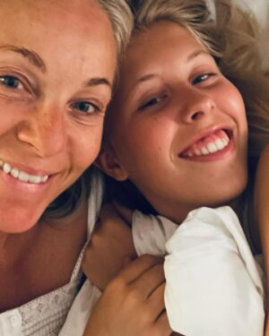 Janne Formoe Instagram - 13 års skolegang er gjenomført med glans, hardt arbeid og minner for livet.  Nå skal du ut i verden og erobre den. Det er vemodig, fint og litt skummelt for en hønemor å tenke på. Samtidig så er det helt riktig, og jeg er så  takknemlig for at du er frisk, klar til å dra og at du er så trygg og sterk i deg selv.  Husk: Vær din egen dame! ♥️

@feliciaf.k