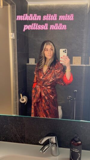 Jannika Wirtanen Instagram - Paras osa. Löytyy nyt @spotifysuomi ja muista suoratoistopalveluista ❤️ Linkki biossa.

S’il vous plait.

Tämän laulun parhaita osia:
Sanat ja sävel: @vilmaalinamusic @calltopify ja minä
Tuotanto: @calltopify 
Miksaus ja masterointi: Tommi Vainikainen