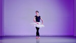 Jannika Wirtanen Instagram - Baletti ja rakkaushan on helppoa - said no one evö!!!! 🆘

Kiitos @sustami @balletfinland @jouka_valkama 🩰 @toniwirtanen lupas tehdä perässä jos tää saa 10.000 tykkäystä 😅❤️

SOS kappale löytyy uudelta TETRIS-albumilta.🫶🏻