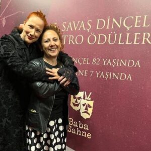 Janset Paçal Instagram - Kardeş / gardaş ❤️☮️🧿🥰

📸: @ozgeakbas91
