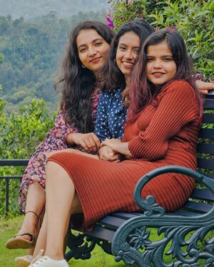 Janvi Byju Instagram - 🌚🧿🤍
.
.
.
.
.
@sprisemunnar ❤️

#life #love #friends #forever #friendship #girlstrip #girls #munnar #happy #happiness #malayali #loves #favorite #favorites #trio #travel #travellove