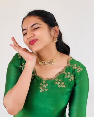 Janvi Byju Instagram - Jewellery: @rudrankshjewels 
Outfit: @alankriti_insta 
.
Thank you so much for sending this beautiful piece 💚
.
DO CHECKOUT THEIR PAGE 
.
#collab #jewellery #traditionaljewellery #collabration