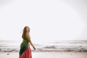 Janvi Byju Instagram - കടൽ തൻ സൗന്ദര്യം. 

Click: @thawfeeq__ 

#beach #innumkonjamneram #halfsaree #simple #picoftheday #janvibyju #kadal #puthuvypebeach #traditional