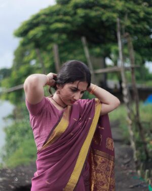 Janvi Byju Instagram - 🦋

📸 @bronzeback_films 

#kadamakudy #kochi #photoshoot #kochigram #saree #traditional #keralatradition #photogram #janvibyju