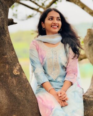 Janvi Byju Instagram - Outfit: @manharboutique 🩵

~ Soft organza digital print suit with scallop embroidered duppatta with silk bottom

•DO CHECKOUT THEIR PAGE•