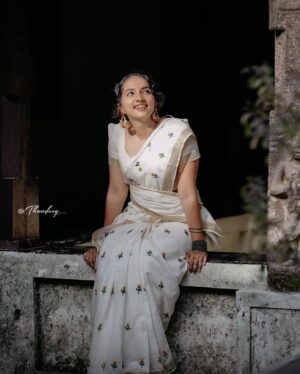 Janvi Byju Instagram - 🌺

Click: @thawfeeq__ 
Outfit: @fara_designs 

#happyonam #onamshoot #traditional #hillpalace #saree #onam2k23