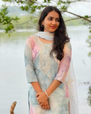 Janvi Byju Instagram - Outfit: @manharboutique 🩵

~ Soft organza digital print suit with scallop embroidered duppatta with silk bottom

•DO CHECKOUT THEIR PAGE•