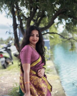 Janvi Byju Instagram - 🦋

📸 @bronzeback_films 

#kadamakudy #kochi #photoshoot #kochigram #saree #traditional #keralatradition #photogram #janvibyju