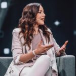Jasmin Wagner Instagram – NEVER CHANGE A WINNING TEAM! 🏆

Erste Male sind aufregend… 30 Jahre Blümchen bedeutet auch 30 Jahre mit meinem Management @abglanzentertainment 

Das ist auf viele Arten und Weisen etwas Besonderes. 
Von unserer ganz persönlichen Erfolgsgeschichte haben @brittafriedrich und ich nun zum allerersten Mal auf der großen Bühne der @4gamechangers Konferenz in unserer Keynote-Speech berichtet. 🎤🗯️ 

Und Girrrrls & Boiiiiis, haben wir in den 30 Jahren unser Game gechanged!!! 
Sich als junge Frauen in einer männer-dominierten Musikbranche durchzusetzen war eine Große Herausforderung, die viel Mut, Kraft, Charme, strategisches Talent, Gewitztheit, Resilienz, Begeisterung, Kreativität, Fleiß und Durchsetzungsvermögen brauchte. 🎯

Die Erfolge die wir inzwischen verbuchen durften und Titel, die wir tragen dürfen, kann uns keiner mehr nehmen, aber vor allem bin ich dankbar für unsere Freundschaft, das liebevolle Miteinander, den immer konstruktiven Austausch und für den Lebensweg den wir mit soviel Freude, Glück und Vertrauen teilten und auch in Zukunft teilen werden! 💘🍀
1000 Dank an meine Managerinnen @brittafriedrich und @anne_farien für 30 unfassbar starke Jahre! ⏱️

#crazyproud #30Jahreblümchen #herzanherz #oneteam #teamspirit