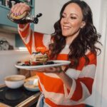 Jasmin Wagner Instagram - 👩🏼‍🍳🍰🧁 BACKE BACKE KUCH… ähhh Pancakes! 🥞 Wie ihr ja wisst, lieeeeebe ich es, zu backen. Was am Liebsten und warum und noch ganz viel mehr könnt ihr in meinem Interview mit der @sz lesen. Was backt ihr am Liebsten? Denk Link zum Artikel packe ich euch gleich in die Story 📰🗞️ Pullover by @10dayslifestyle #baking #cake #bakinglover #jasminwagnerbackt #backebackekuchen #interview