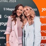 Jasmin Wagner Instagram – NEVER CHANGE A WINNING TEAM! 🏆

Erste Male sind aufregend… 30 Jahre Blümchen bedeutet auch 30 Jahre mit meinem Management @abglanzentertainment 

Das ist auf viele Arten und Weisen etwas Besonderes. 
Von unserer ganz persönlichen Erfolgsgeschichte haben @brittafriedrich und ich nun zum allerersten Mal auf der großen Bühne der @4gamechangers Konferenz in unserer Keynote-Speech berichtet. 🎤🗯️ 

Und Girrrrls & Boiiiiis, haben wir in den 30 Jahren unser Game gechanged!!! 
Sich als junge Frauen in einer männer-dominierten Musikbranche durchzusetzen war eine Große Herausforderung, die viel Mut, Kraft, Charme, strategisches Talent, Gewitztheit, Resilienz, Begeisterung, Kreativität, Fleiß und Durchsetzungsvermögen brauchte. 🎯

Die Erfolge die wir inzwischen verbuchen durften und Titel, die wir tragen dürfen, kann uns keiner mehr nehmen, aber vor allem bin ich dankbar für unsere Freundschaft, das liebevolle Miteinander, den immer konstruktiven Austausch und für den Lebensweg den wir mit soviel Freude, Glück und Vertrauen teilten und auch in Zukunft teilen werden! 💘🍀
1000 Dank an meine Managerinnen @brittafriedrich und @anne_farien für 30 unfassbar starke Jahre! ⏱️

#crazyproud #30Jahreblümchen #herzanherz #oneteam #teamspirit