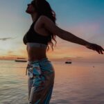 Jasmin Wagner Instagram - Was für eine Kulisse! Unglaublich wie schön die Zeit dort war. 🌅 Was sagt ihr zu meiner Strand-Performance? 🧴🌞 @maradivavillas @10dayslifestyle #ravergirl #blümchen2024 #blümchianer #blümchentour2024 #mauritius #paradise #beachlife #findmeatthebeach