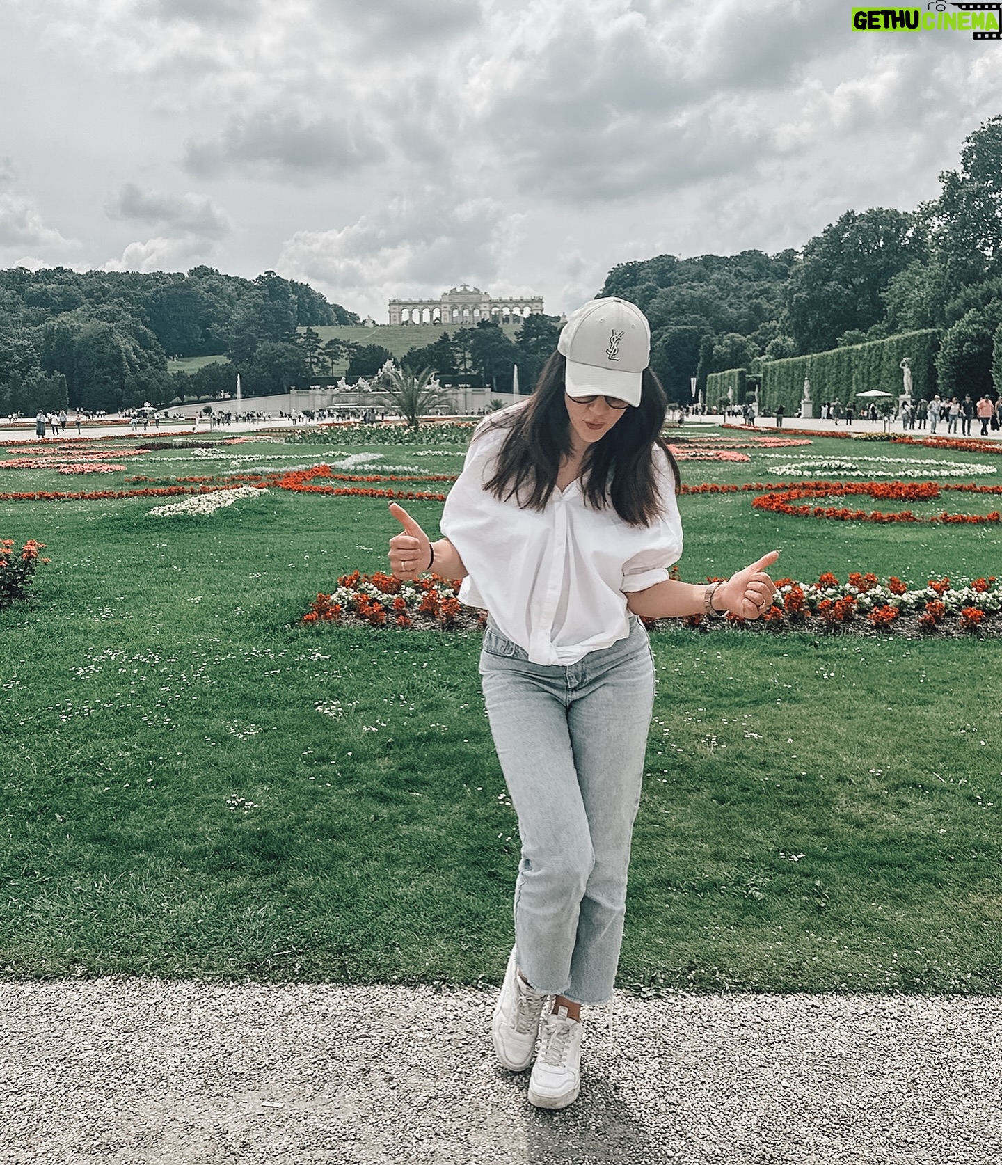Jasmin Wagner Instagram - Das Zweite Mal Wien im Mai und immer wieder einen Besuch wert. Ich zeige euch einen Einblick in unsere Zeit in dieser traumhaft schönen Stadt vor unserer Show auf dem Donauinsel Open Air 🏝️ Warst du schon mal in Wien? 🍰 #wien #donauinsel #torte #sachertorte #vienna #show #bühnenshow #blümchentour #blümchen2024