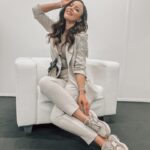 Jasmin Wagner Instagram – NEVER CHANGE A WINNING TEAM! 🏆

Erste Male sind aufregend… 30 Jahre Blümchen bedeutet auch 30 Jahre mit meinem Management @abglanzentertainment 

Das ist auf viele Arten und Weisen etwas Besonderes. 
Von unserer ganz persönlichen Erfolgsgeschichte haben @brittafriedrich und ich nun zum allerersten Mal auf der großen Bühne der @4gamechangers Konferenz in unserer Keynote-Speech berichtet. 🎤🗯️ 

Und Girrrrls & Boiiiiis, haben wir in den 30 Jahren unser Game gechanged!!! 
Sich als junge Frauen in einer männer-dominierten Musikbranche durchzusetzen war eine Große Herausforderung, die viel Mut, Kraft, Charme, strategisches Talent, Gewitztheit, Resilienz, Begeisterung, Kreativität, Fleiß und Durchsetzungsvermögen brauchte. 🎯

Die Erfolge die wir inzwischen verbuchen durften und Titel, die wir tragen dürfen, kann uns keiner mehr nehmen, aber vor allem bin ich dankbar für unsere Freundschaft, das liebevolle Miteinander, den immer konstruktiven Austausch und für den Lebensweg den wir mit soviel Freude, Glück und Vertrauen teilten und auch in Zukunft teilen werden! 💘🍀
1000 Dank an meine Managerinnen @brittafriedrich und @anne_farien für 30 unfassbar starke Jahre! ⏱️

#crazyproud #30Jahreblümchen #herzanherz #oneteam #teamspirit