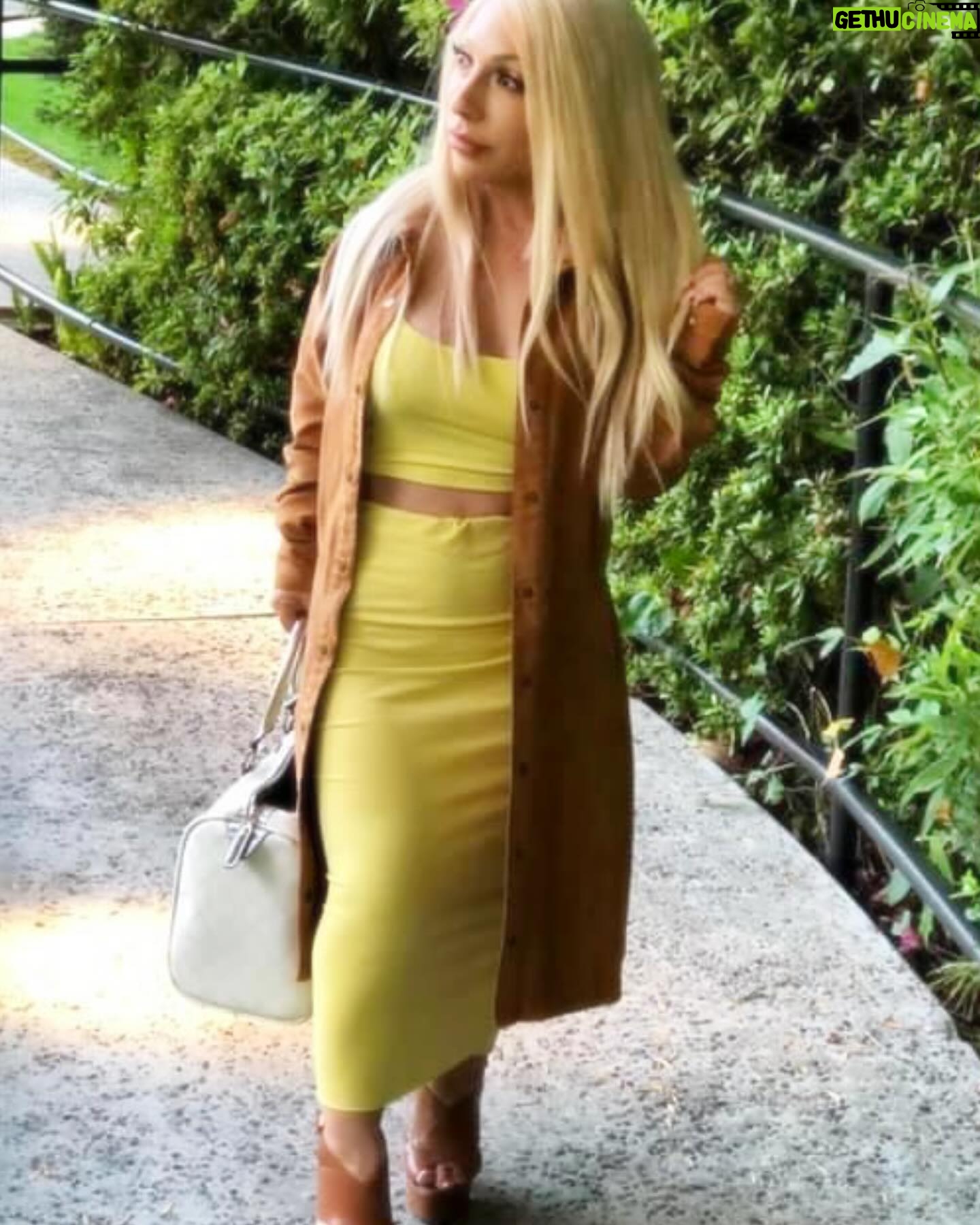 Jasmine Arteaga Sorge Instagram - Spring is in the air 💛 #spring #bloom #springfashion
