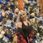 Jasmine Arteaga Sorge Instagram - Let me light up your feed a bit 😉😘 #lovethistimeofyear #decemberbabe #love 🎄💫#smile #dreamhair