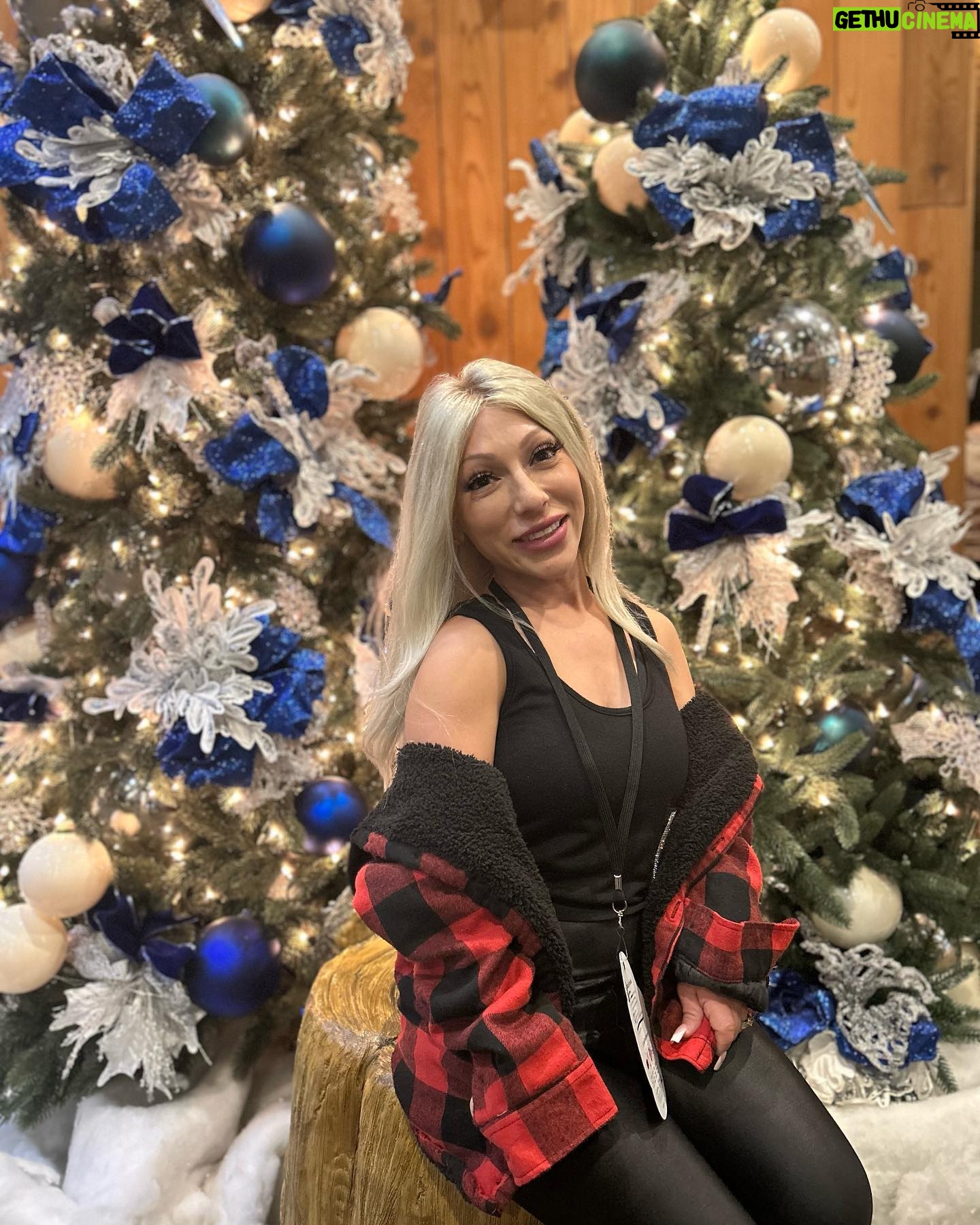 Jasmine Arteaga Sorge Instagram - Let me light up your feed a bit 😉😘 #lovethistimeofyear #decemberbabe #love 🎄💫#smile #dreamhair
