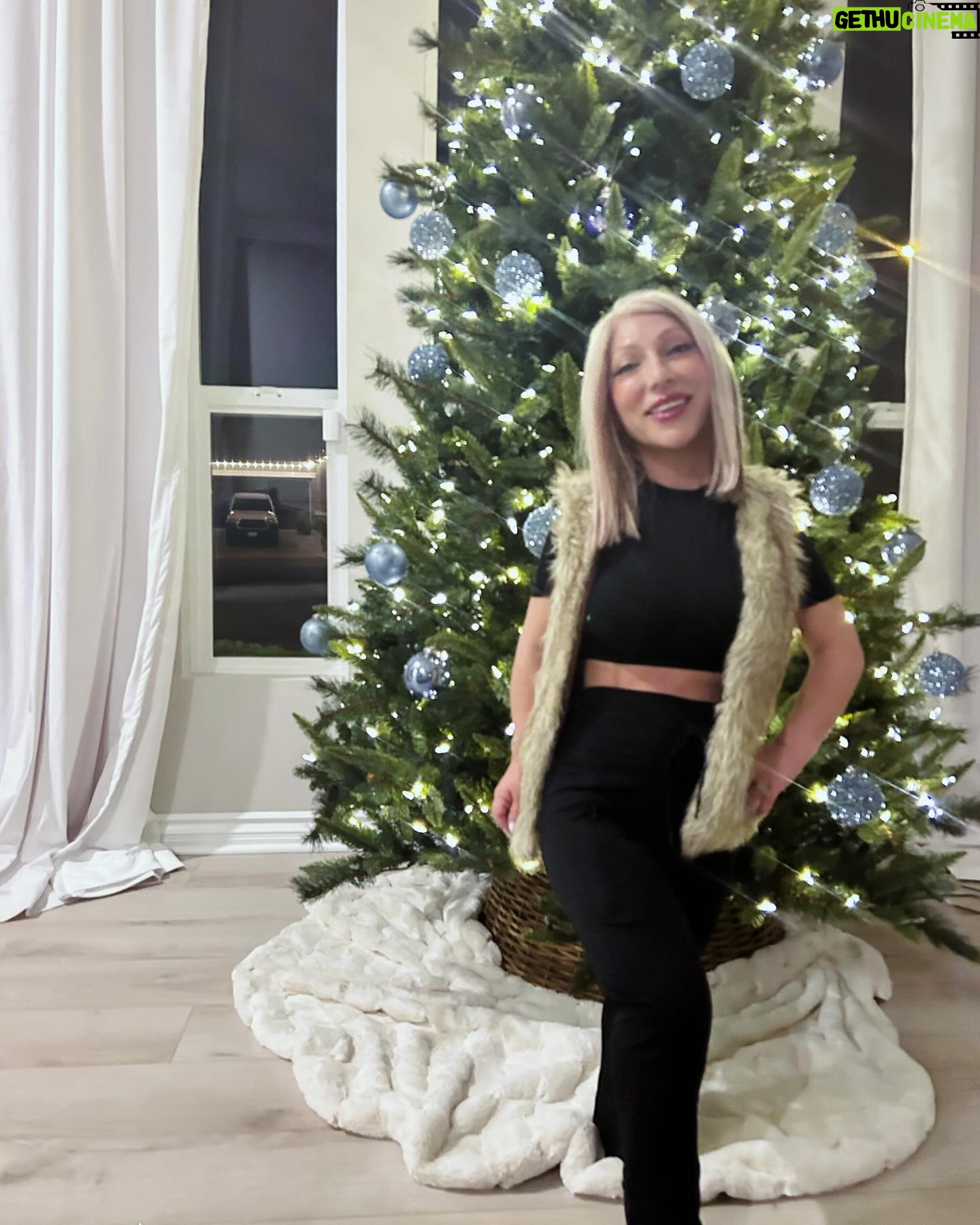 Jasmine Arteaga Sorge Instagram - Merry Christmas Eve 🎄 love you 😘 #christmas #christmastree