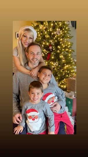 Jasmine Arteaga Sorge Instagram - Merry Christmas Eve from the Sorge Family 🎄 #heisthereasonfortheseason #thisisus #merrychristmas #ilovethistimeofyear #christmas