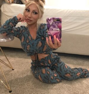 Jasmine Arteaga Sorge Instagram - Most days I like to dress cozy, how about you guys? #cutebooty #cutebootycartel #chiquitaperopicosa #littlepeople #allsizesarebeautiful